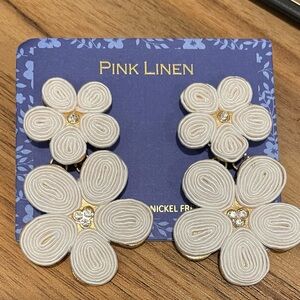 Pink Linen Dangling Flower Earrings White NIB Daisy white flower